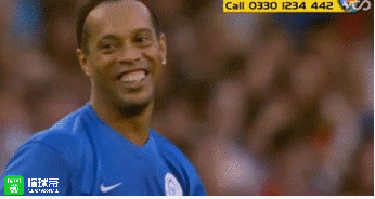gif:宝刀未老!小罗连续两次穿裆过人