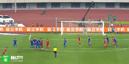 gif:就差一点!黄博文任意球击中立柱