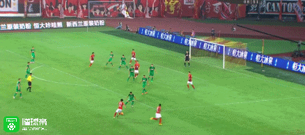 gif:暴力鸟下底传中,雷腾龙解围失误,郜林破门,1-0