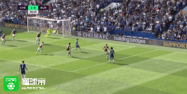 第41分钟,迭戈-科斯塔禁区前沿将球传到右路,威廉禁区内晃开角度,右脚