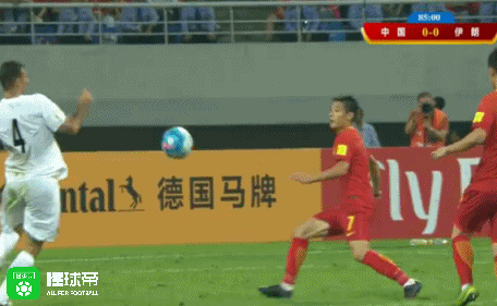 gif:武磊禁区被踢倒,裁判不予判罚!
