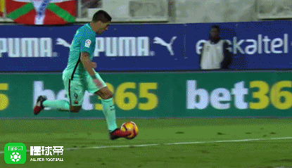 运气不佳,苏亚雷斯射门击中门柱