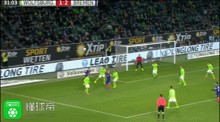 (gif)第31分钟,格纳布里这脚射门就没那么幸运了,打了飞机