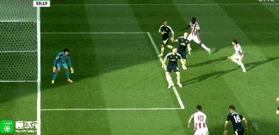 托维奇左路摆脱霍尔丁,突入禁区后将球传到门前,马姆-迪乌夫头球攻门