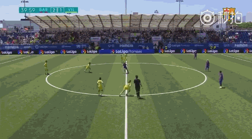gif-艺高人胆大!巴萨u12小孩中圈开球后吊射破门
