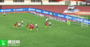 孙捷接角球头球攻门,杨程选位极佳将球化解
