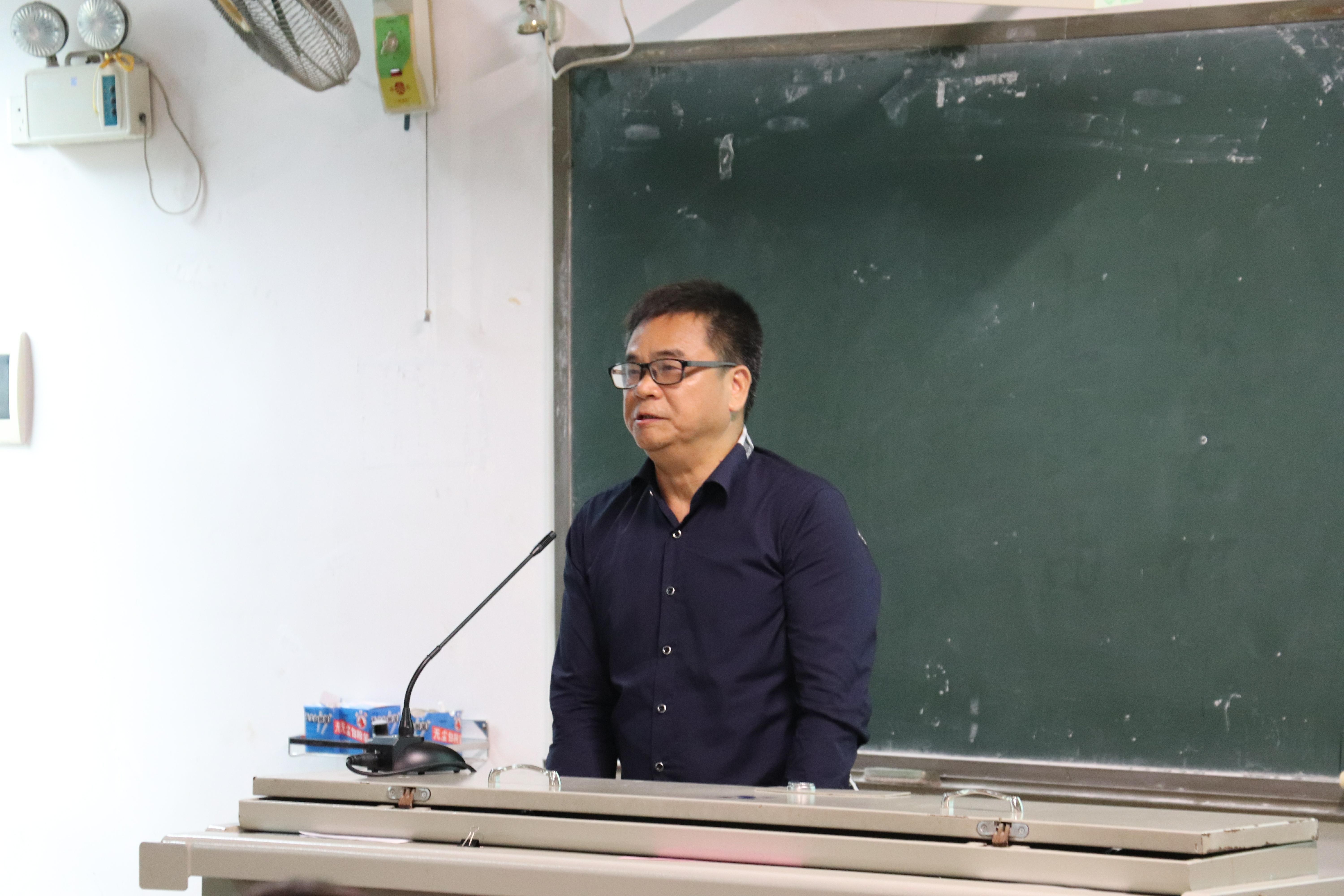 全国校园足球裁判委员会副主任罗伟坤教授