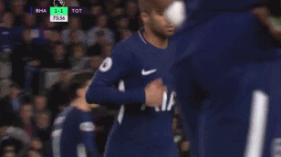 有点不开心,第一次首发的卢卡斯被换下表情严肃