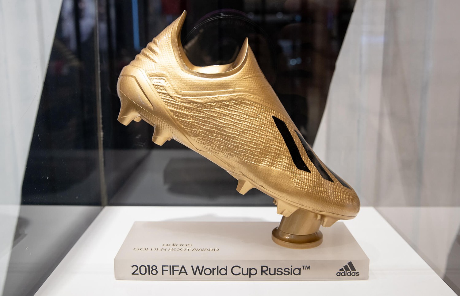 2018俄罗斯世界杯金靴、金球与金手套奖杯亮相莫斯科