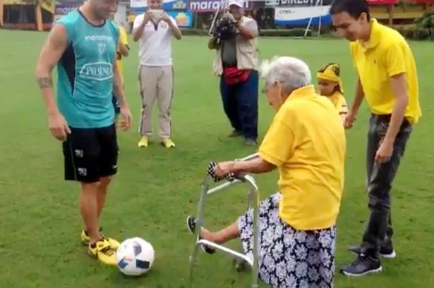 102岁球迷圆梦，她和厄瓜多尔巴塞罗那队签约啦