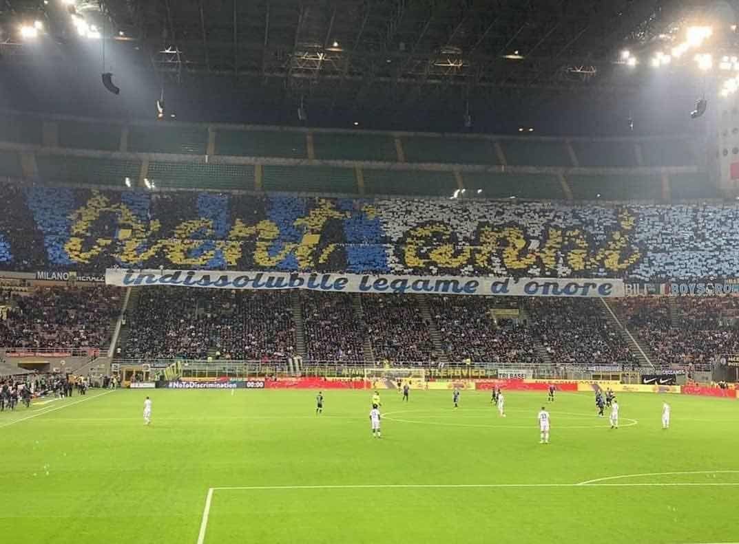 国米主场现巨型tifo,纪念与拉齐奥球迷30年友谊