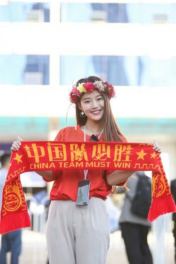 女球迷采访:所谓伊人,在水一方的王曹一方