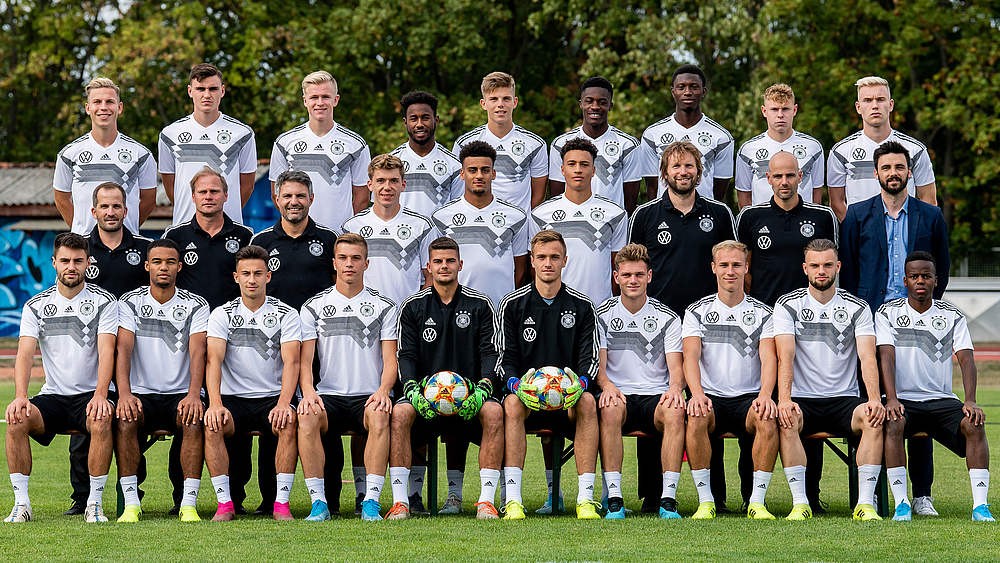 德国足协官方公布了u20国青队的最新一期大名单,拜仁慕尼黑门将福吕