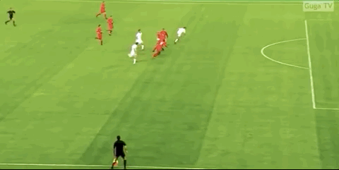 第39分钟,ac米兰趁利物浦未能及时回防打出快速反击,舍甫琴科于右路传