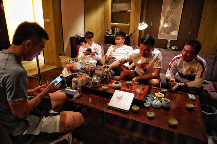 球员中不少平时喜欢泡功夫茶的,比如深圳佳兆业的姜.
