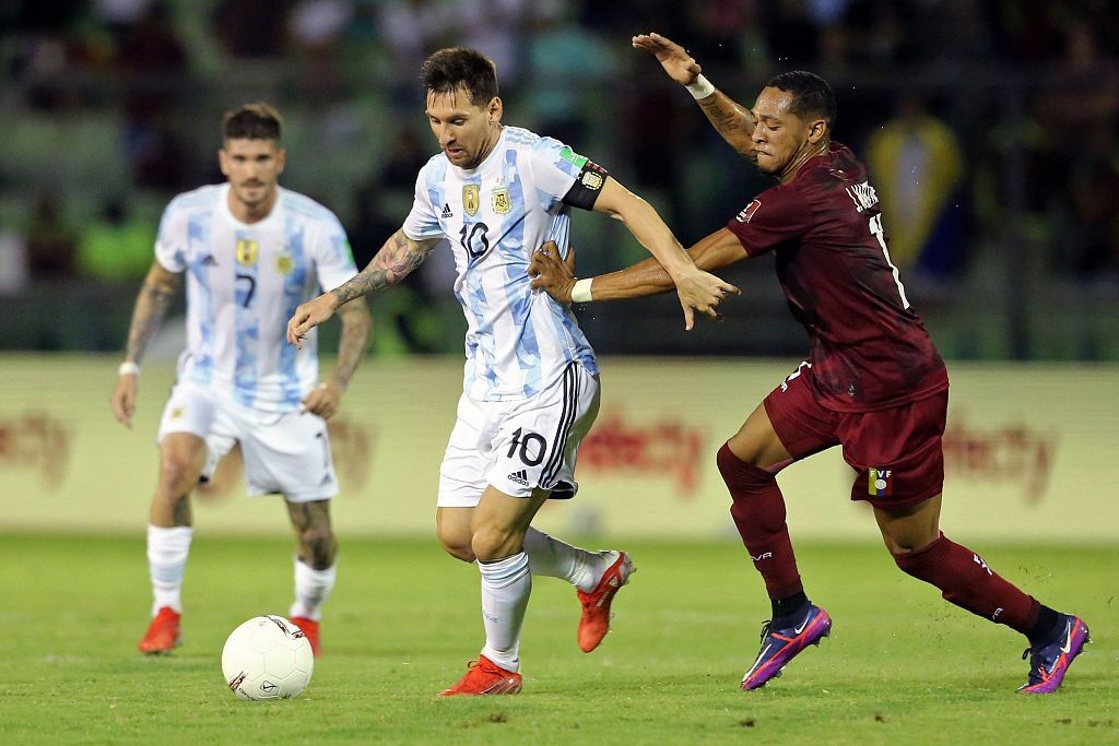 在阿根廷与委内瑞拉的南美洲世预赛中,梅西遭到路易斯-马丁内斯危险