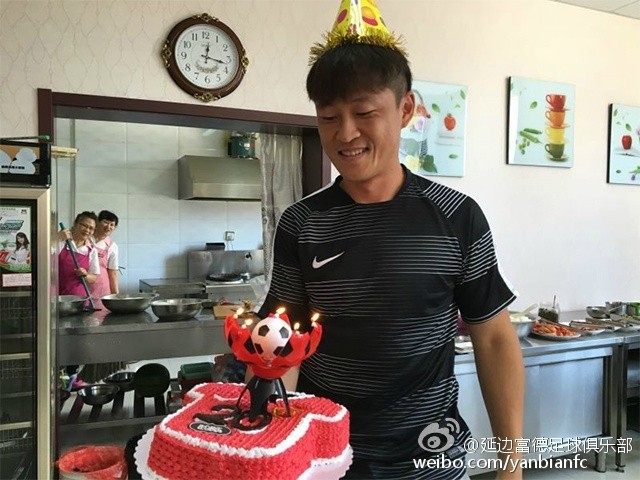 温馨!延边全队为队长崔民过生日