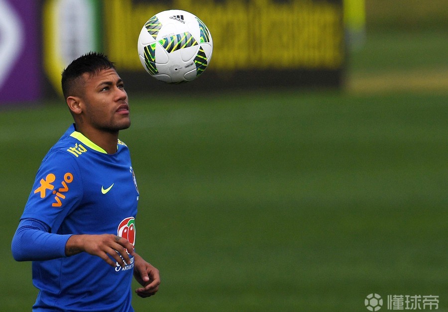 巴西国家队主帅蒂特本周三接受采访时称"让内马尔承担所有的责任是不