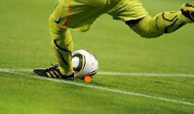 门将技巧篇:正确开大脚及手抛球方式