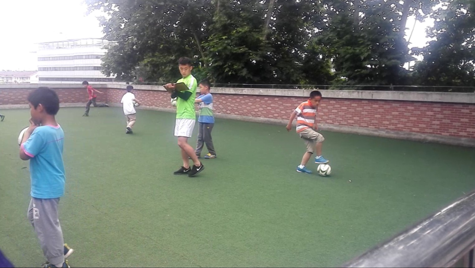 走近校园足球--南京市孝陵卫中心小学足球训练