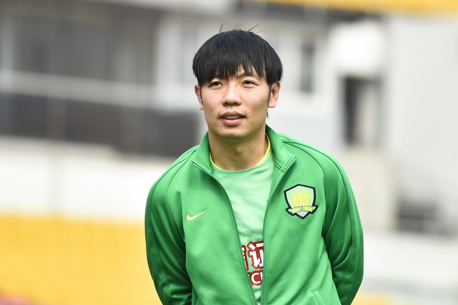 图集:北京国安拍摄全家福,张晓彬变身吉祥物