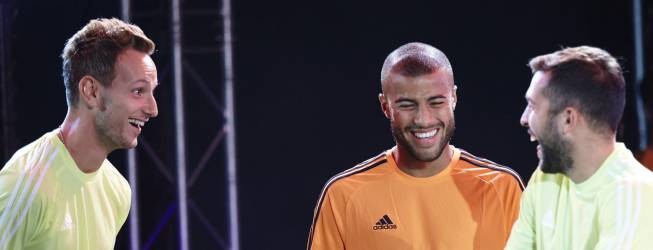 拉菲尼亚:能适应踢梅西的位置