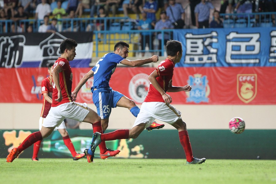 中超赛季十大经典对决:上港力帆对飚8球,申花