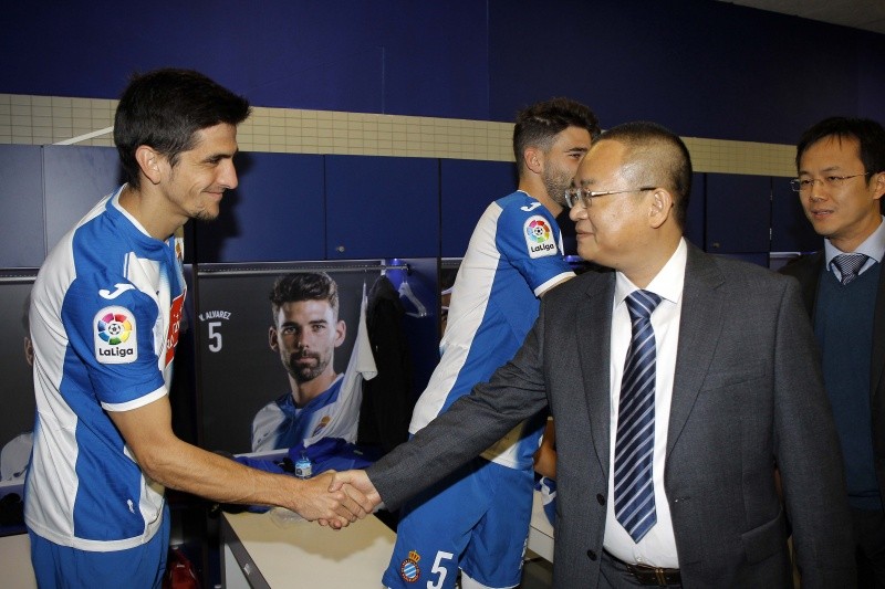 西班牙人主席陈雁升与球队合影全家福