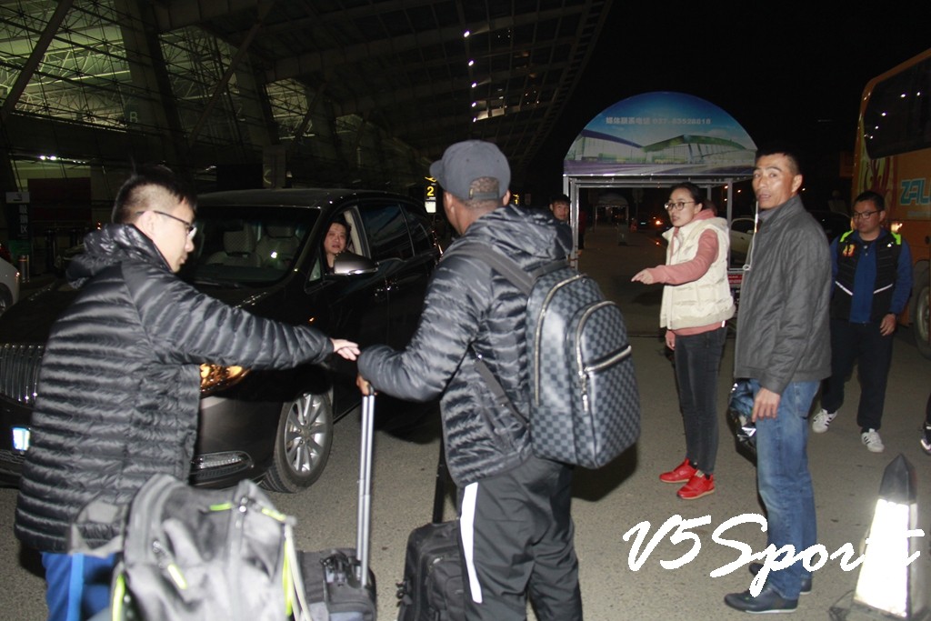 卓尔冬训总结:热身赛2胜1负引援有思想 美女老