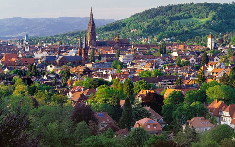 独一无二的弗赖堡:踢球和做人缺一不可