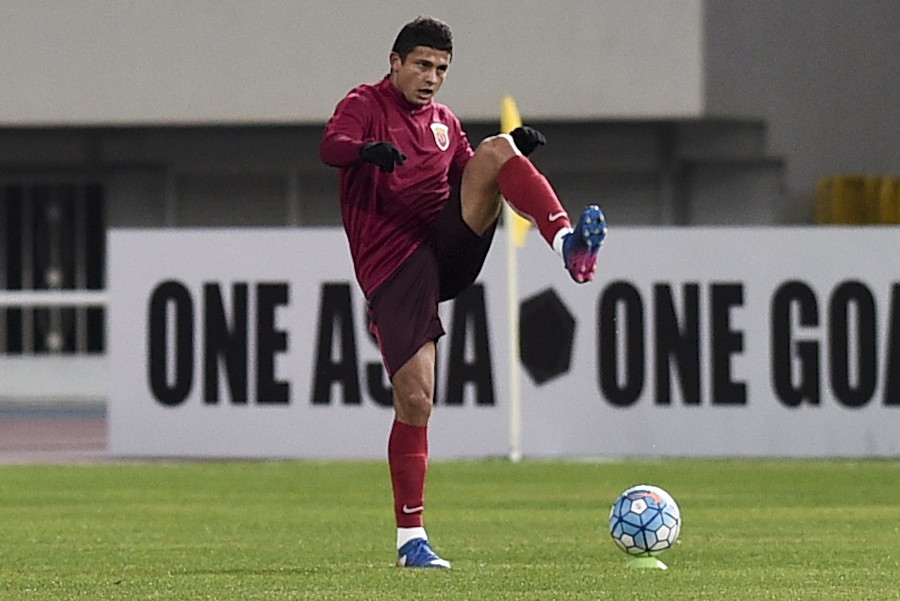 图集:上海上港亚冠赛前热身,球迷看台助威