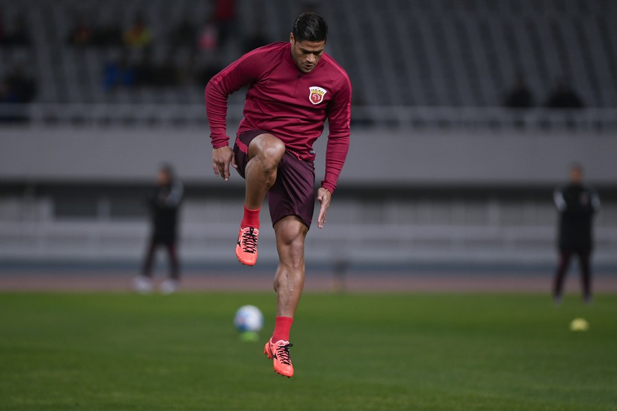 图集:上海上港亚冠赛前热身,球迷看台助威