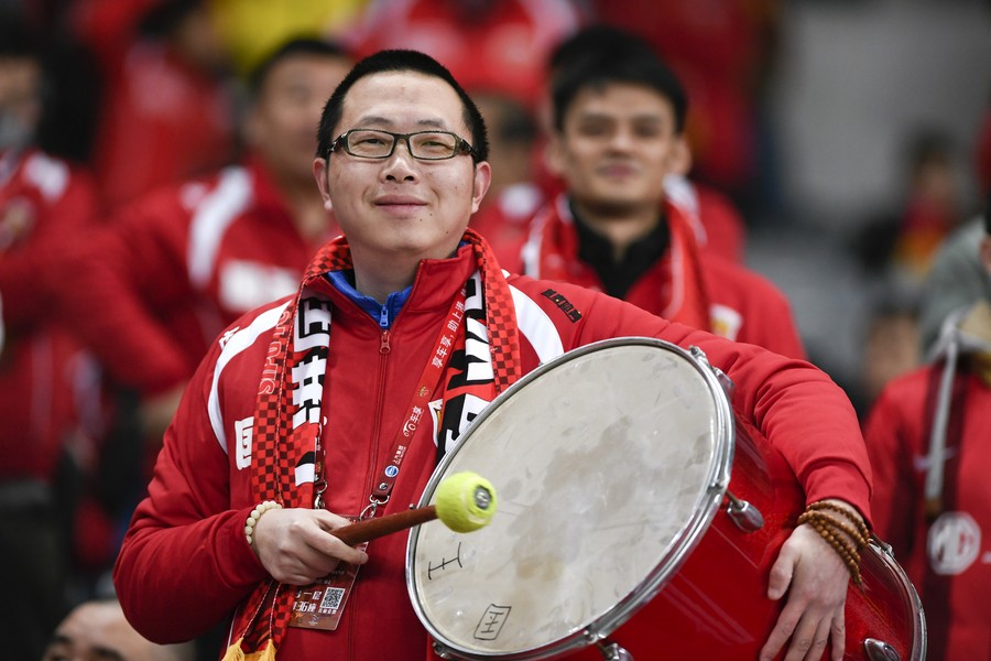 图集:上海上港亚冠赛前热身,球迷看台助威