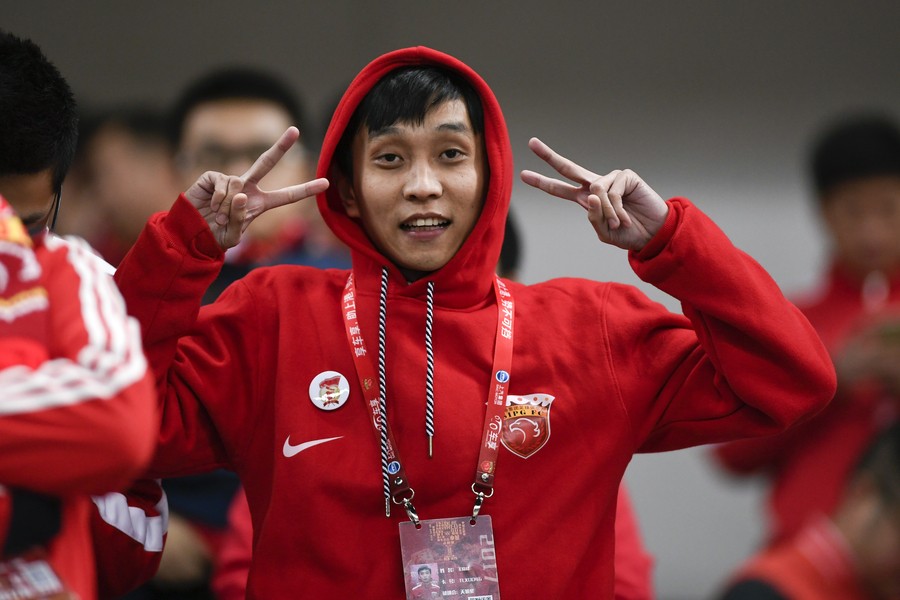 图集:上海上港亚冠赛前热身,球迷看台助威