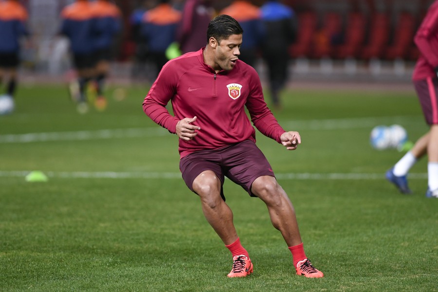 图集:上海上港亚冠赛前热身,球迷看台助威