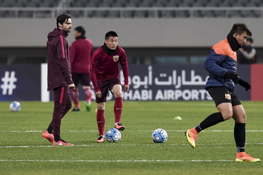 图集:上海上港亚冠赛前热身,球迷看台助威