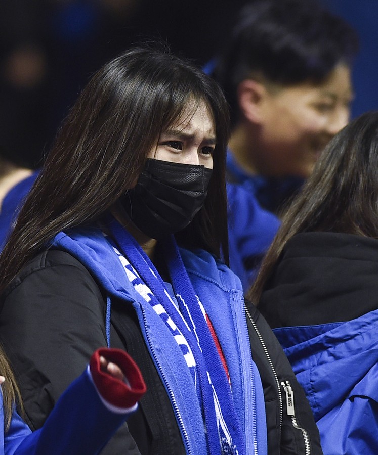 图集:申花0-2布里斯班,女球迷黯然流泪