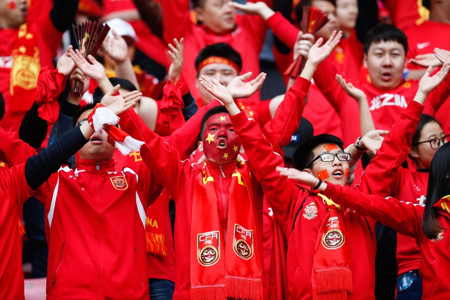 球迷看台呐喊助阵国足 — 中国