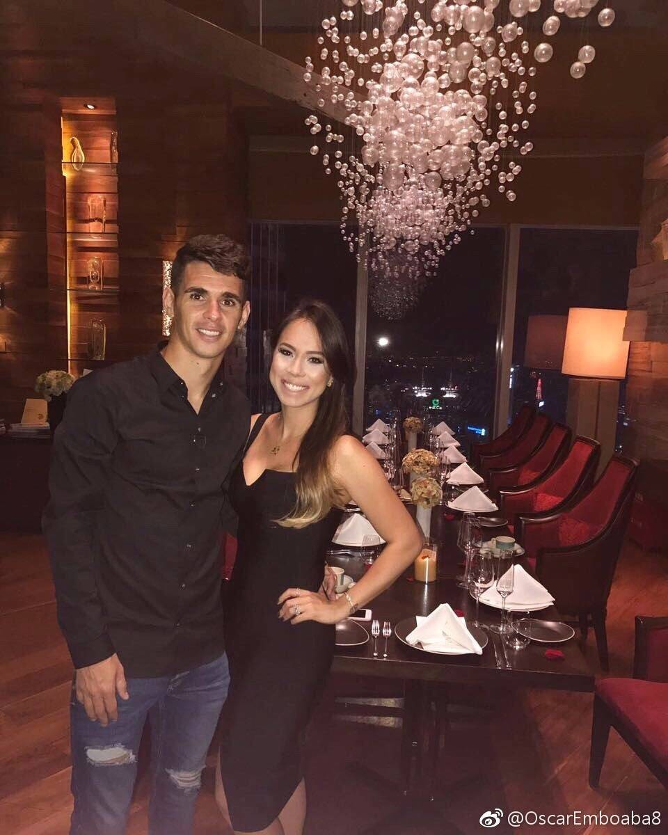 上海上港外援奥斯卡刚刚更新了个人微博,晒合照祝福自己的爱妻生日