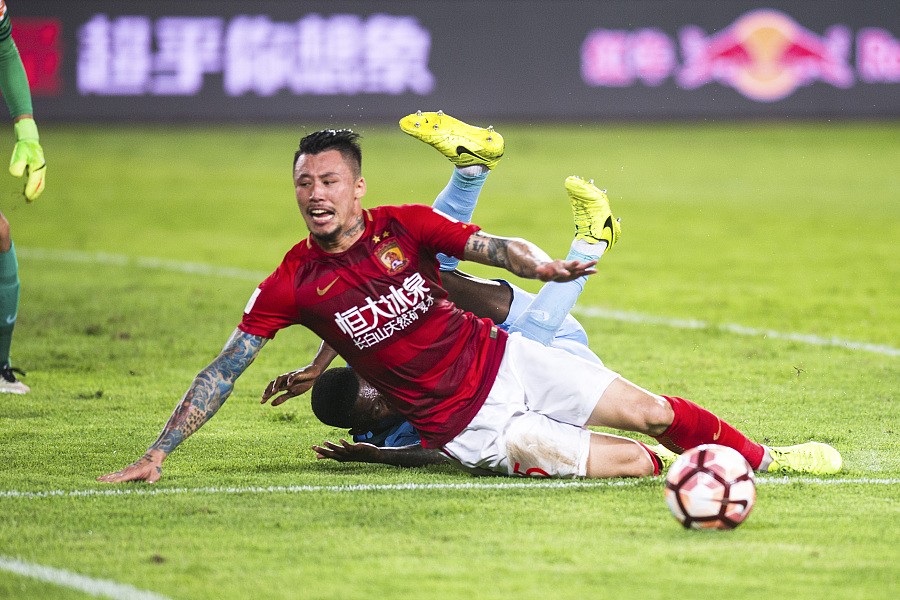 张琳芃:裁判左右了比赛 — 广州恒大淘宝|江苏苏宁|张琳芃|懂球帝