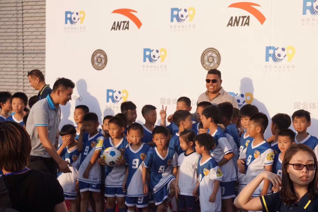 罗纳尔多足球学校落户国金,桑巴足球走进上海