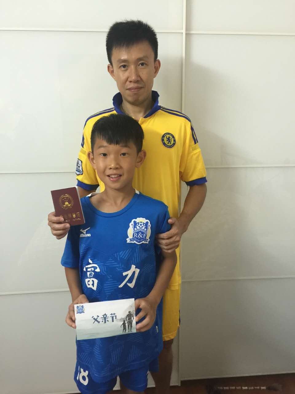 爸爸我爱你:富力广州梯队小球员的父亲节献礼