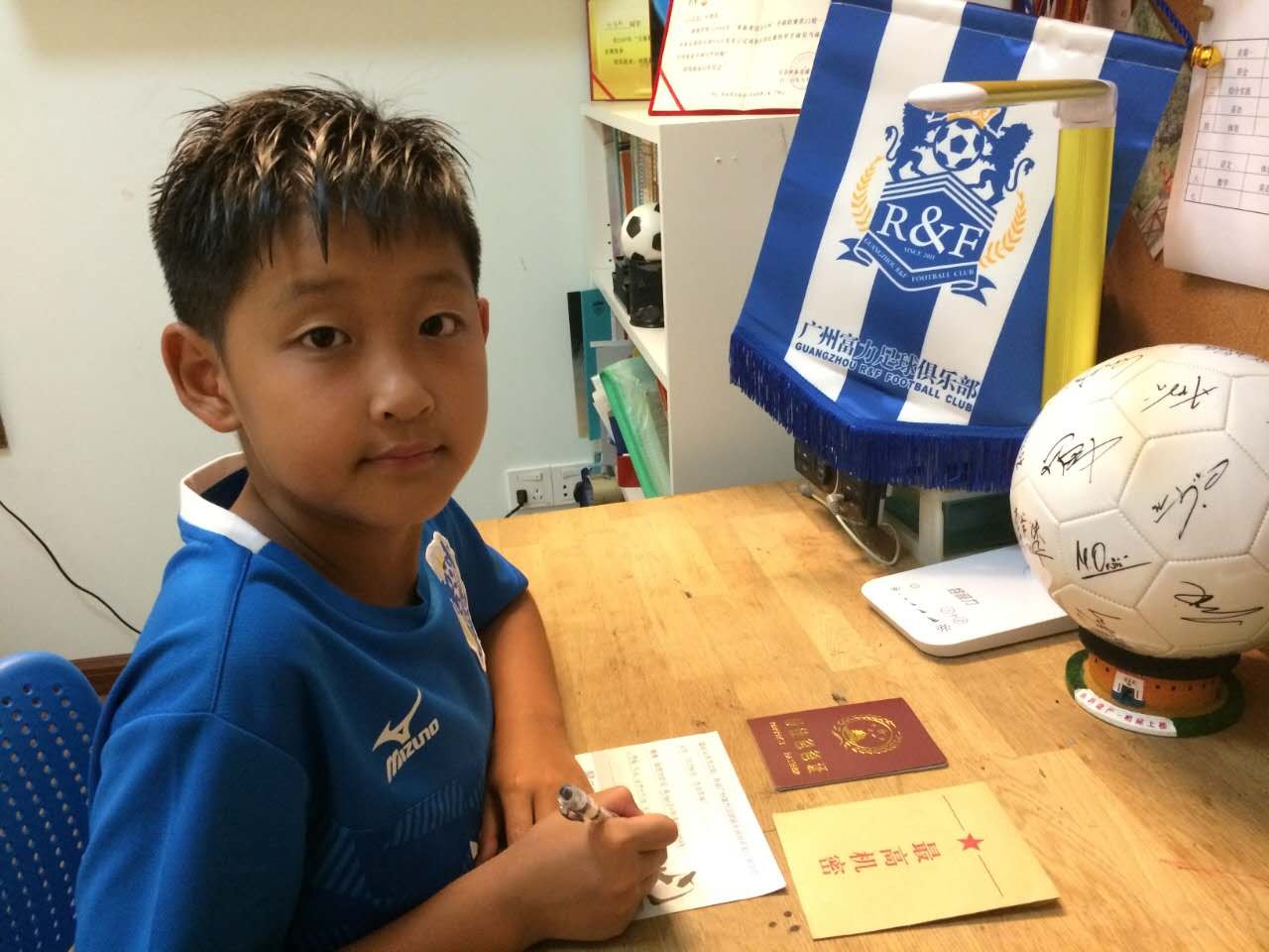 爸爸我爱你:富力广州梯队小球员的父亲节献礼