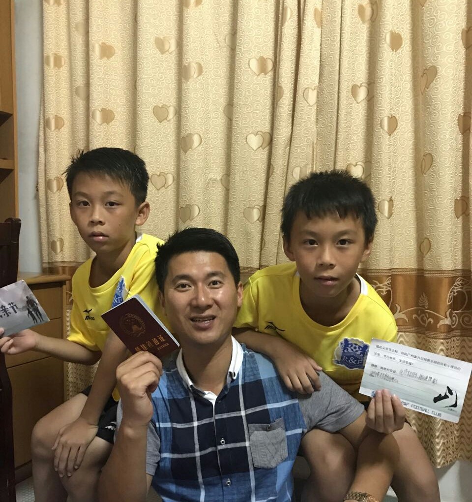爸爸我爱你:富力广州梯队小球员的父亲节献礼