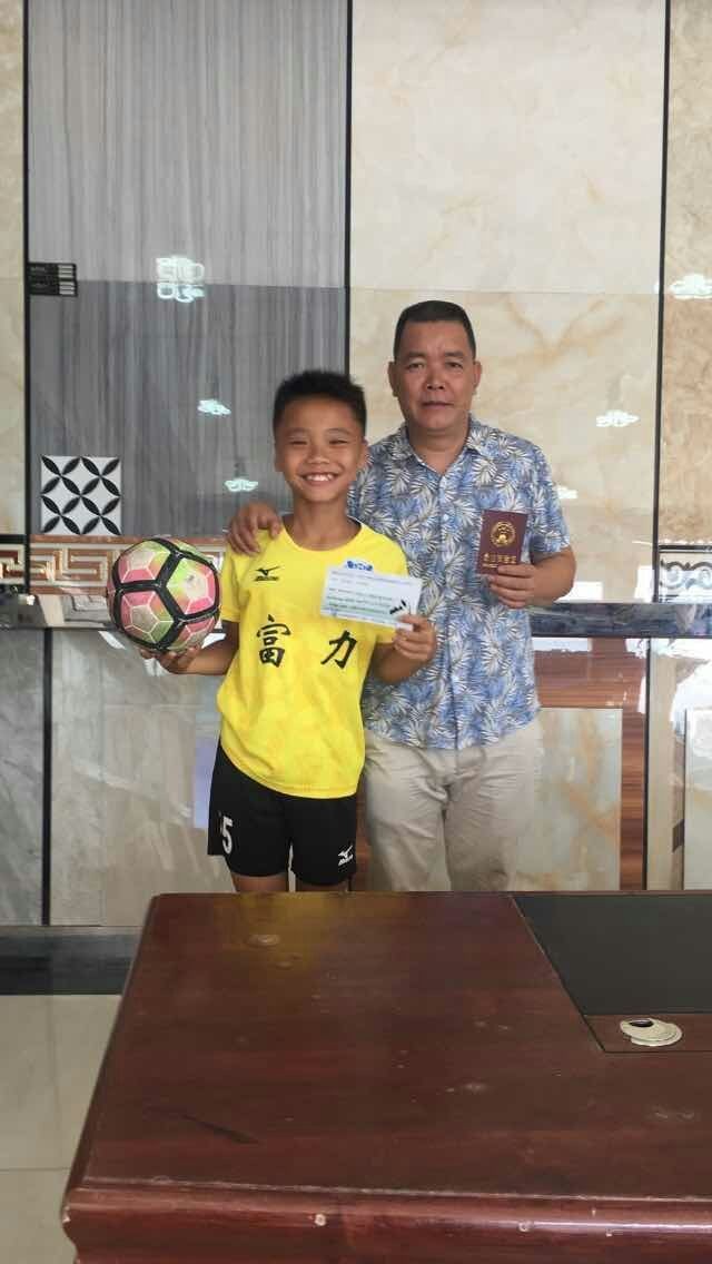 爸爸我爱你:富力广州梯队小球员的父亲节献礼