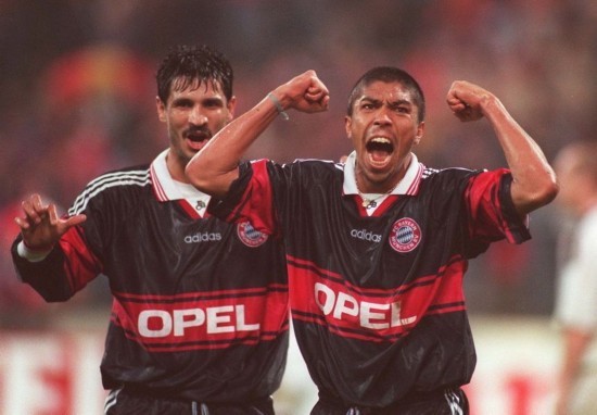 经典致敬!拜仁慕尼黑17-18新客场球实拍大赏