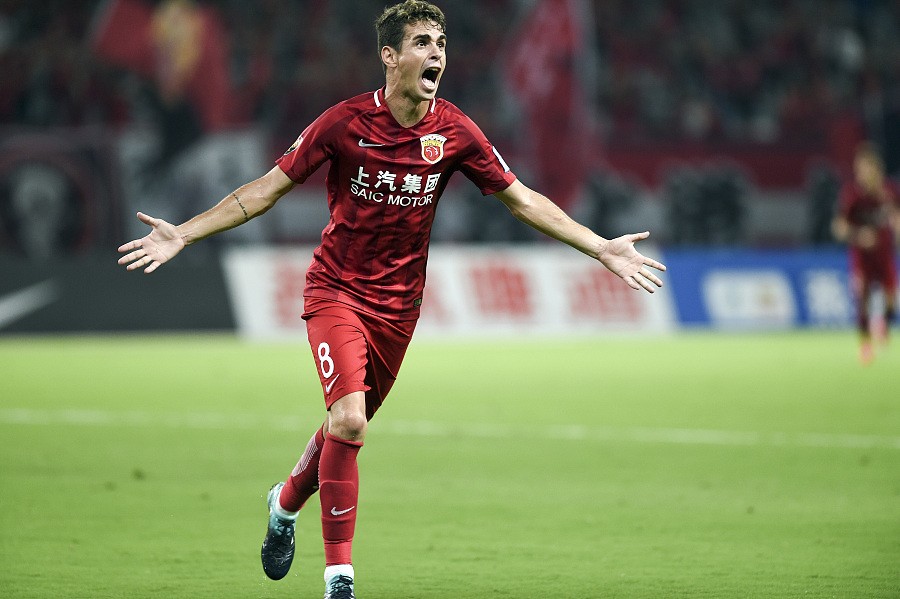 奥斯卡向球迷献飞吻 — 上海上港|天津天海|奥斯卡|懂球帝