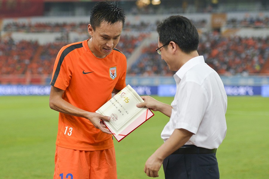 鲁能战申花,张弛受聘担任"牵手关爱行动"形象大使