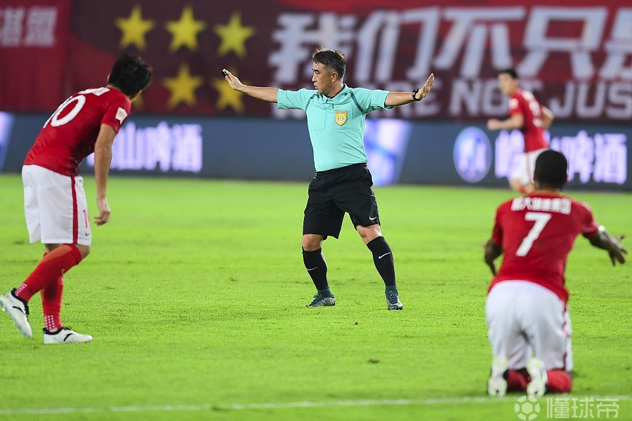 足球新闻 中超第23轮裁判:周刚吹华夏幸福战国安,马宁吹申花战恒大