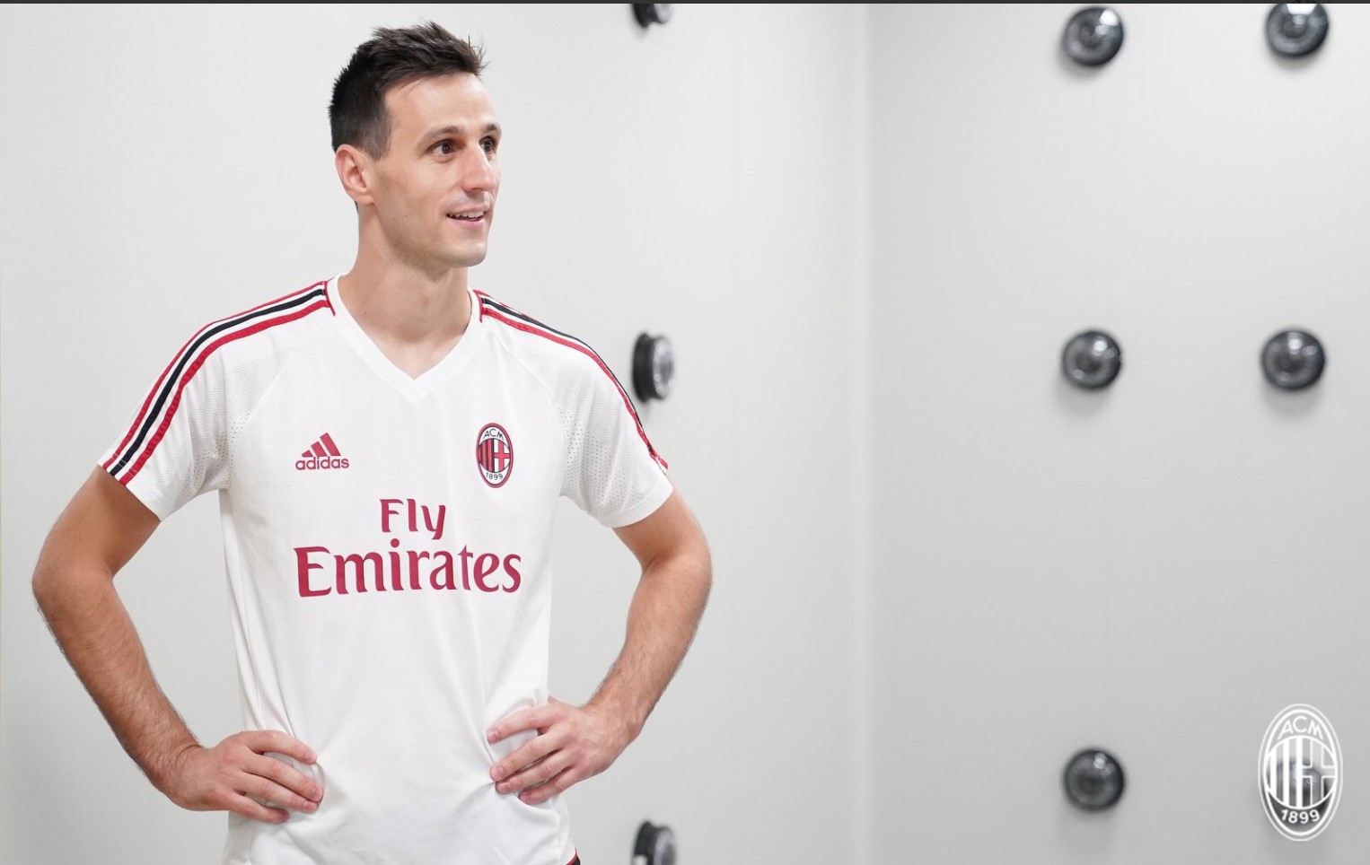 图集:卡利尼奇正式加盟ac米兰,新赛季身披7号球衣